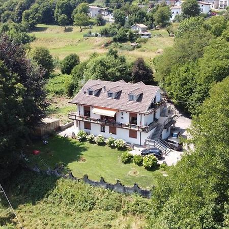 Villa Immersa Nel Verde A 란조 딘텔비 외부 사진
