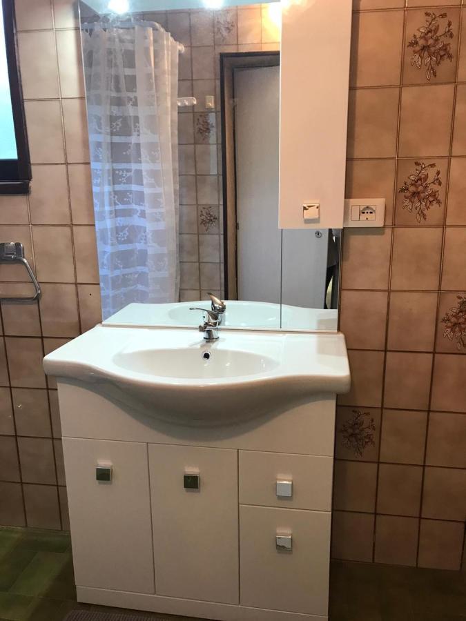 Villa Immersa Nel Verde A 란조 딘텔비 외부 사진